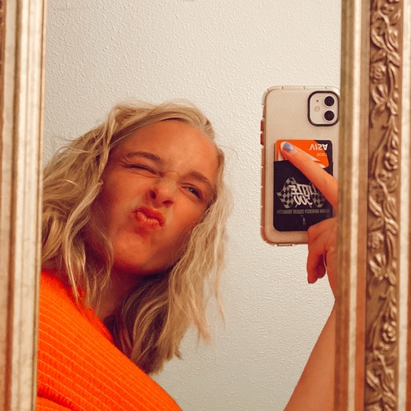 Meet your Posher, Lauren - Picture 2 of 2